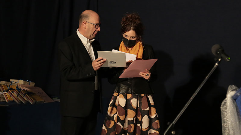 Il Presidente Pro Loco consegna il premio alla poetessa Marilisa Trevisan